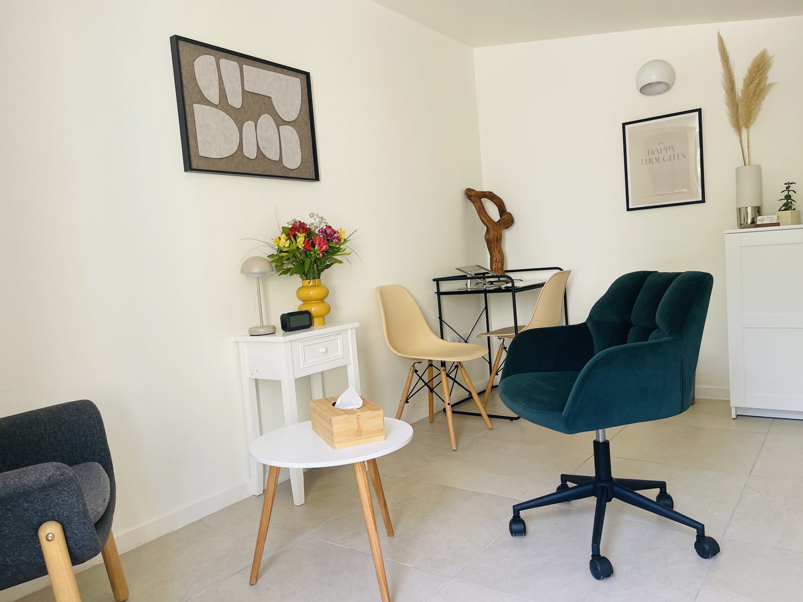 Intérieur du cabinet : fauteuils, lumière naturelle et ambiance apaisante